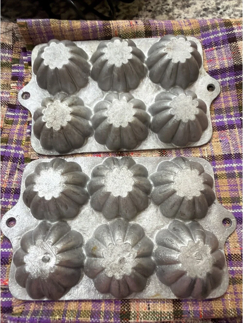 Vintage Heavy Cast Aluminum 6-Cup Turk's Head Gem Muffin Pan - Matching Pair (2)